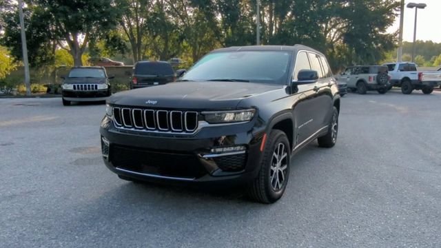 Used 2025 Jeep Grand Cherokee Limited AWD/4WD image 11