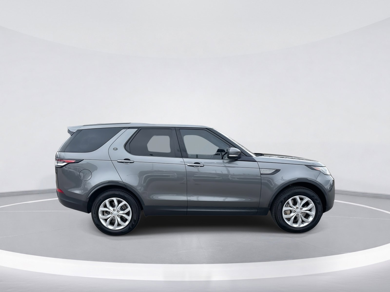 Used 2018 Land Rover Discovery SE image 9