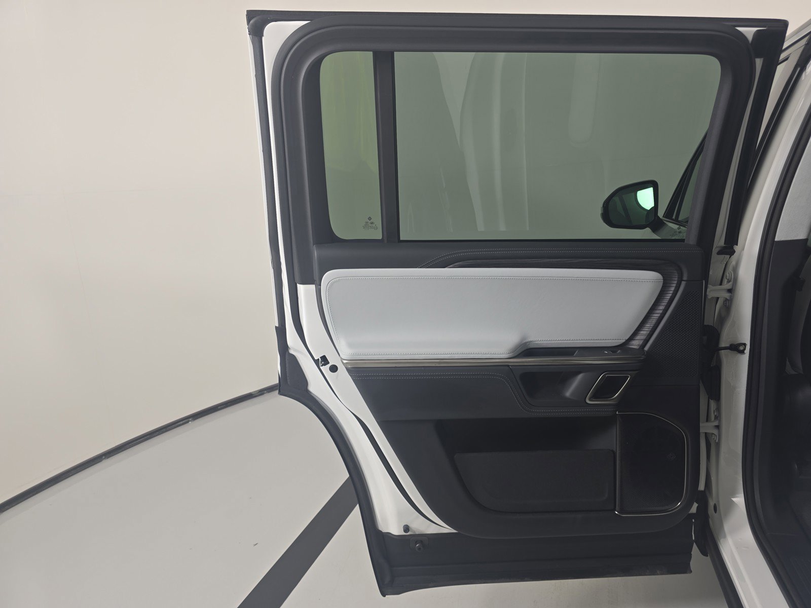 Used 2024 Rivian R1S Adventure AWD/4WD image 18