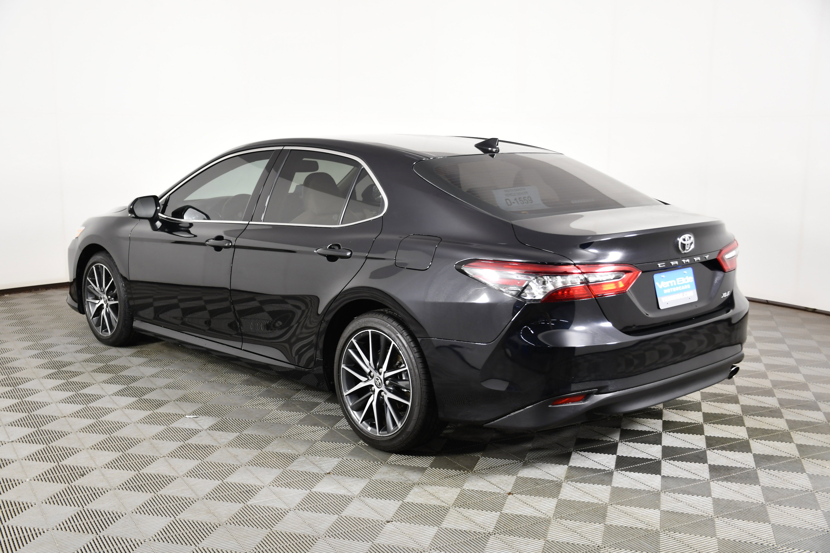 Used 2024 Toyota Camry XLE FWD image 8