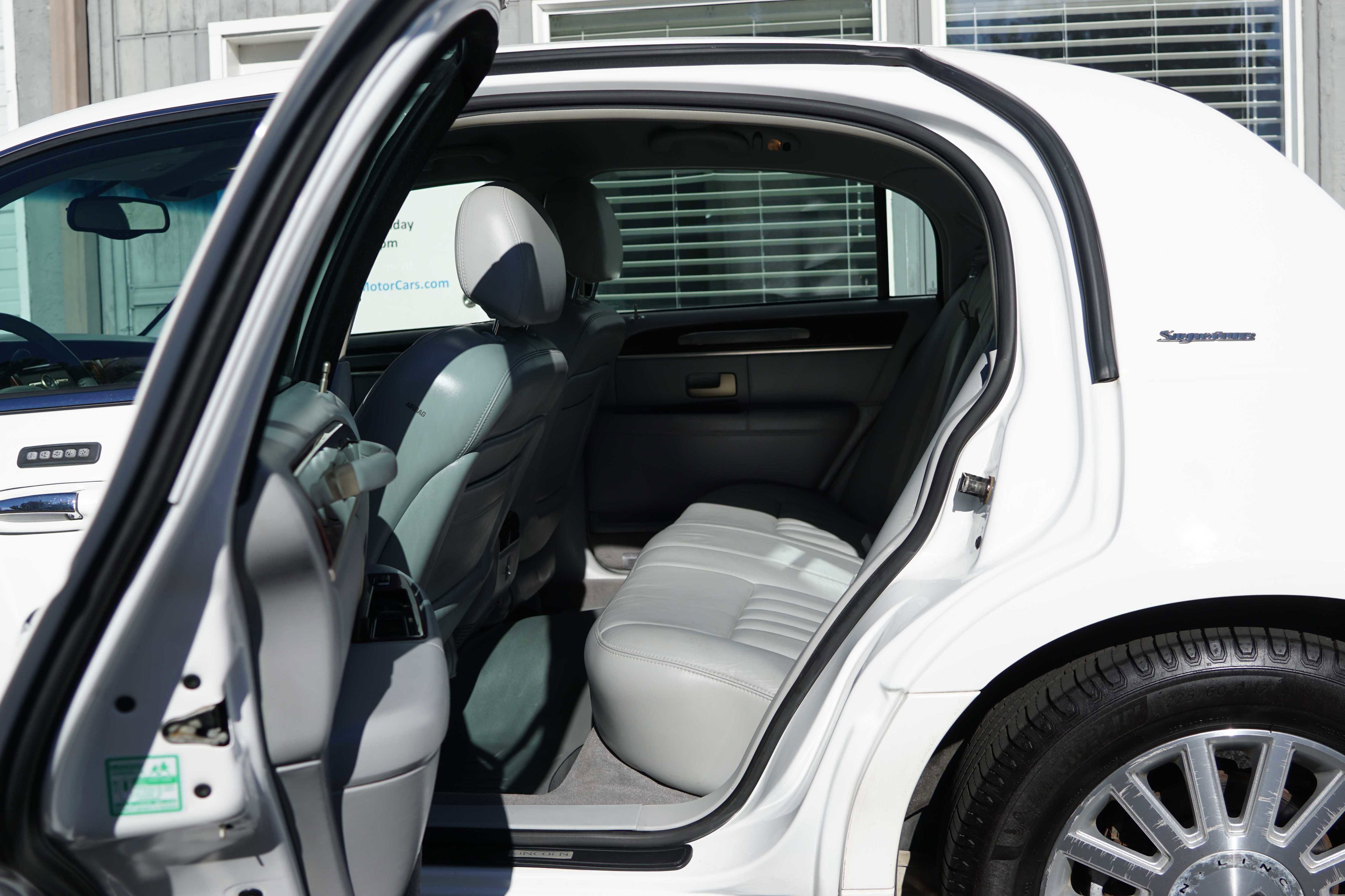 Used 2004 Lincoln Town Car Signature image 27