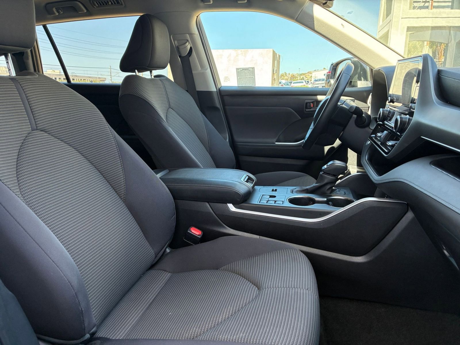 Used 2025 Toyota Highlander LE image 38