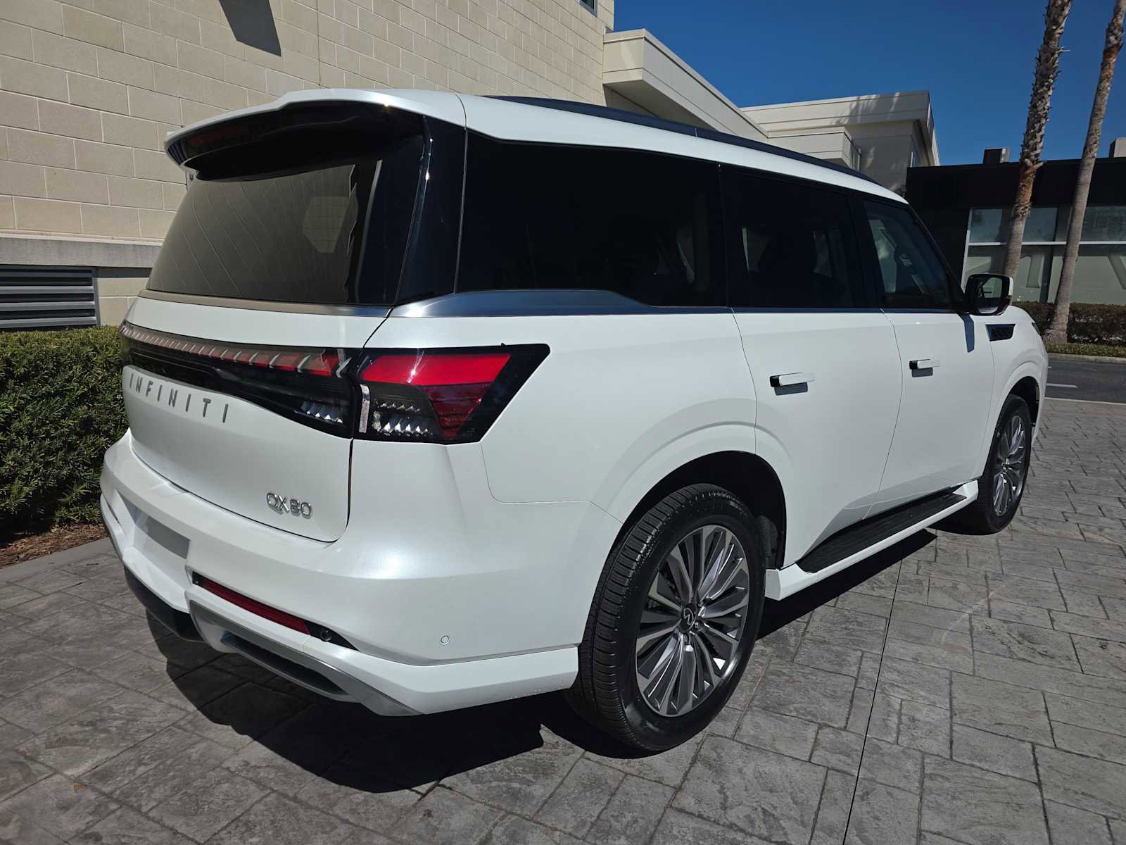 Certified 2025 INFINITI QX80 Luxe image 3