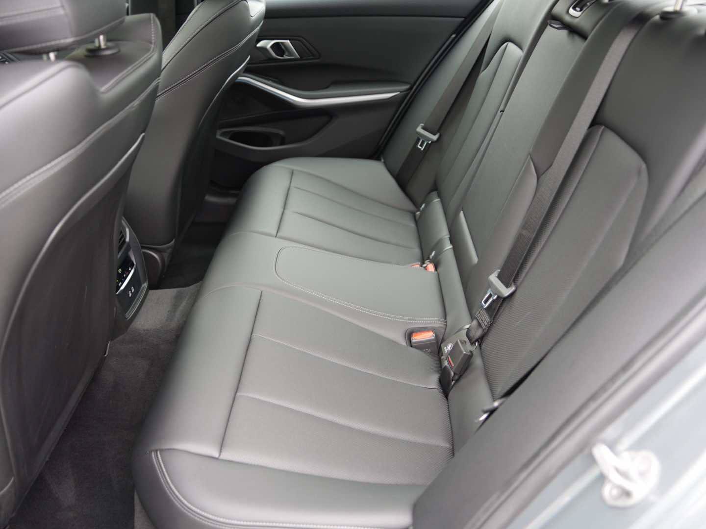 Used 2025 BMW 330i Sedan w/ Convenience Package RWD image 10
