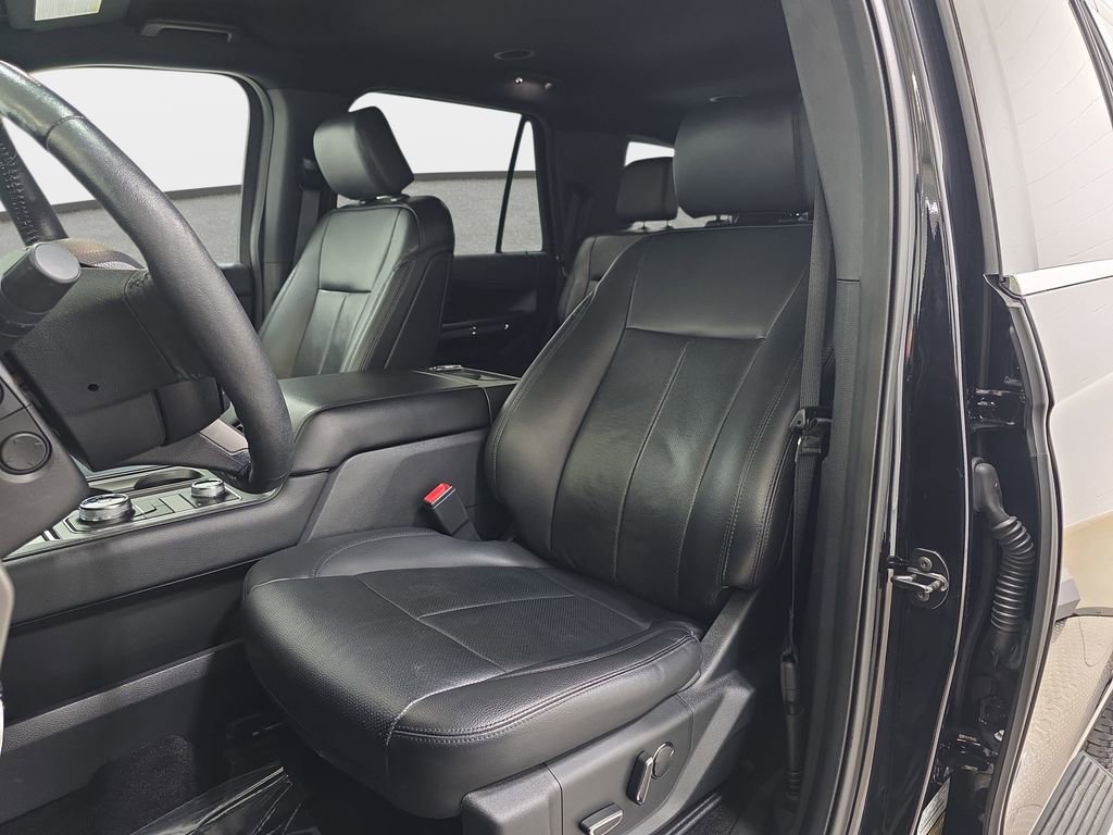 Used 2019 Ford Expedition XLT w/ Equipment Group 202A AWD/4WD image 14