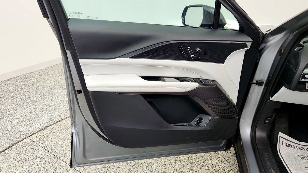 Used 2025 Cadillac Lyriq Luxury RWD image 11