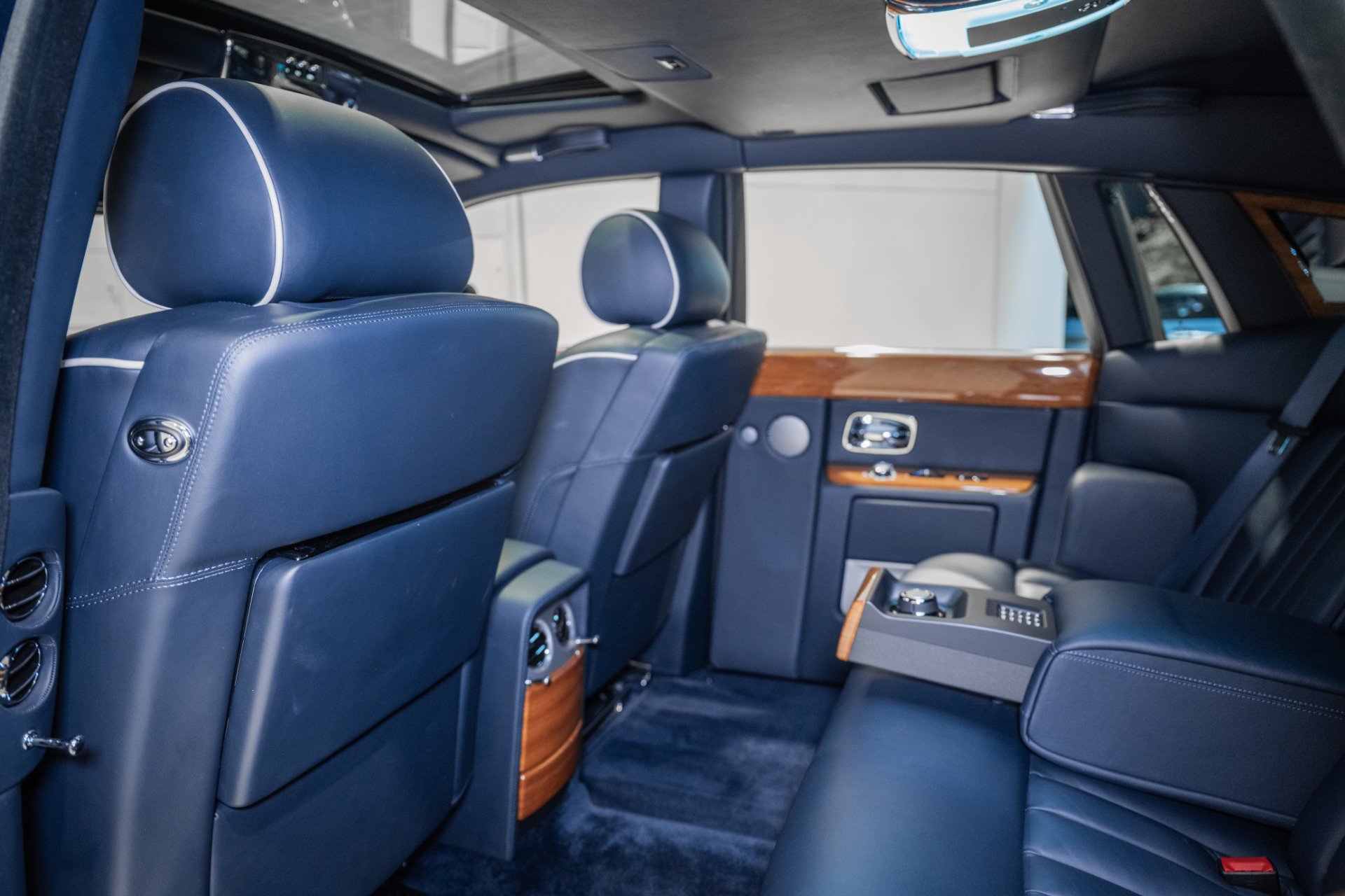 Used 2011 Rolls-Royce Phantom Sedan RWD image 36
