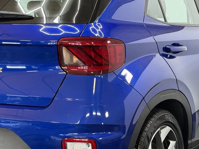Used 2023 Hyundai Venue Limited FWD image 11