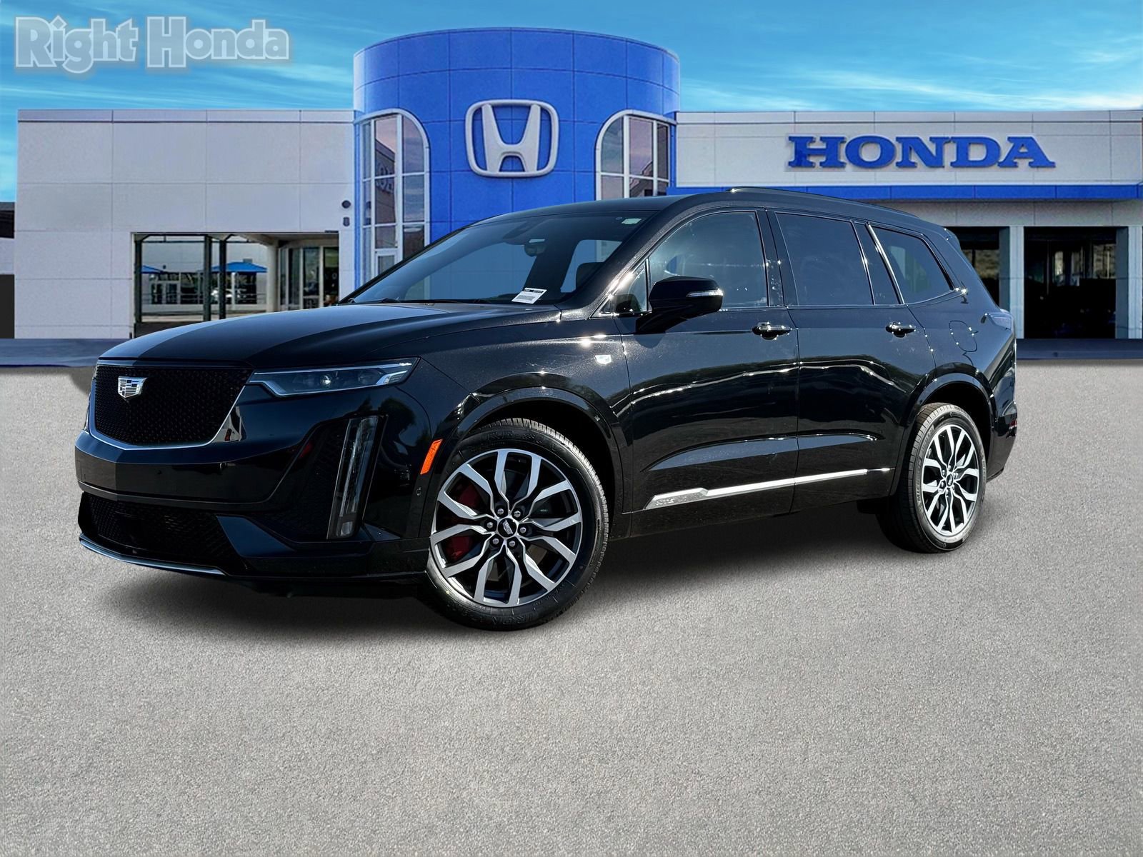 Used 2023 Cadillac XT6 Sport w/ Platinum Package image 2