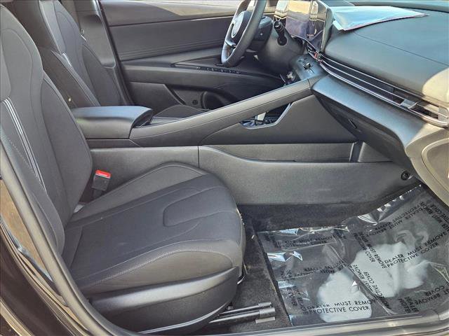 Used 2025 Hyundai Elantra SEL image 21