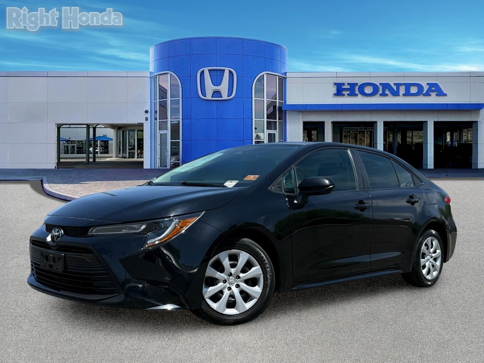 Used 2024 Toyota Corolla LE FWD image 2