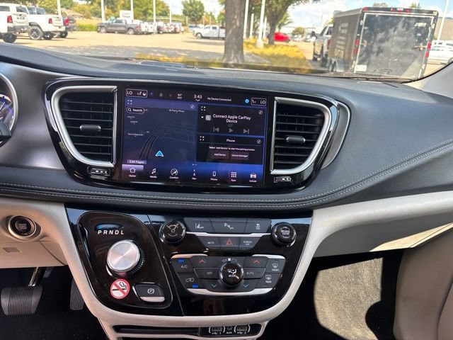 Used 2024 Chrysler Pacifica Limited FWD image 17