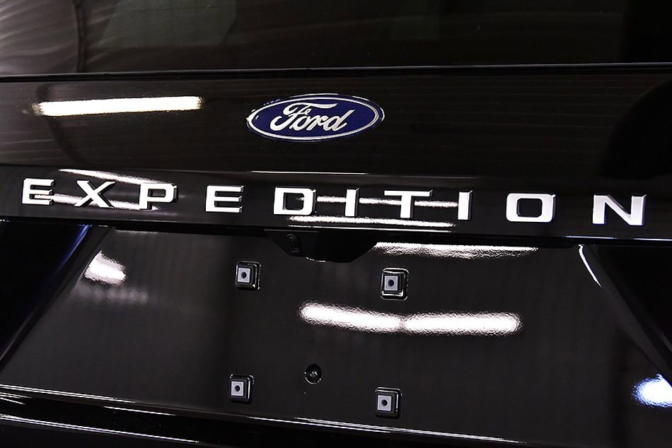 Used 2025 Ford Expedition Platinum w/ Platinum Ultimate Package AWD/4WD image 10