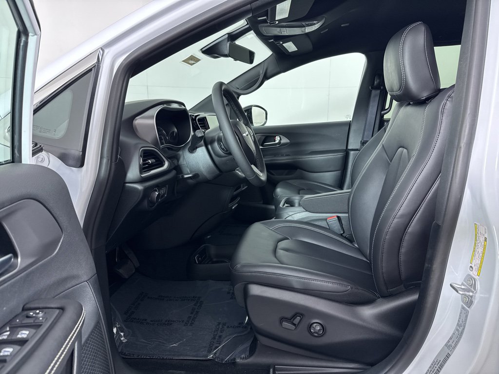 New 2026 Chrysler Voyager LX FWD image 5