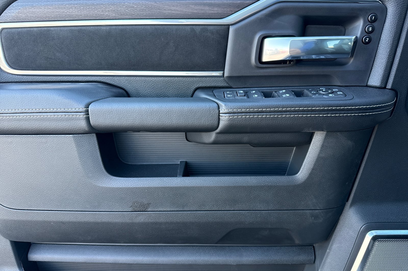New 2026 RAM 3500 Laramie AWD/4WD image 12