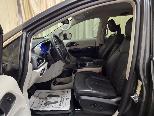 Used 2020 Chrysler Pacifica Touring-L Plus FWD image 13
