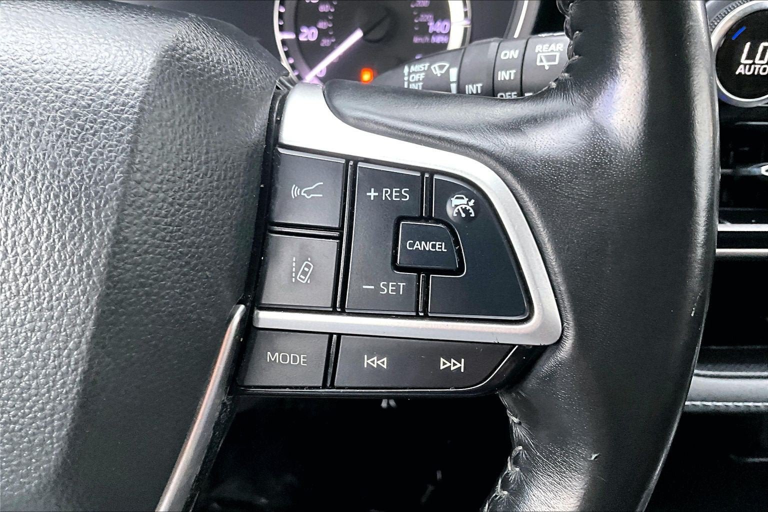 Used 2023 Toyota Highlander XLE AWD/4WD image 18