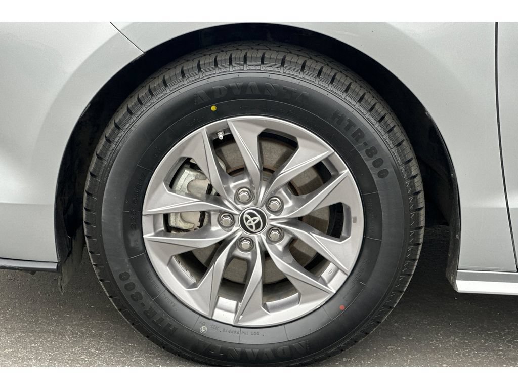 Used 2021 Toyota Sienna XLE FWD image 33