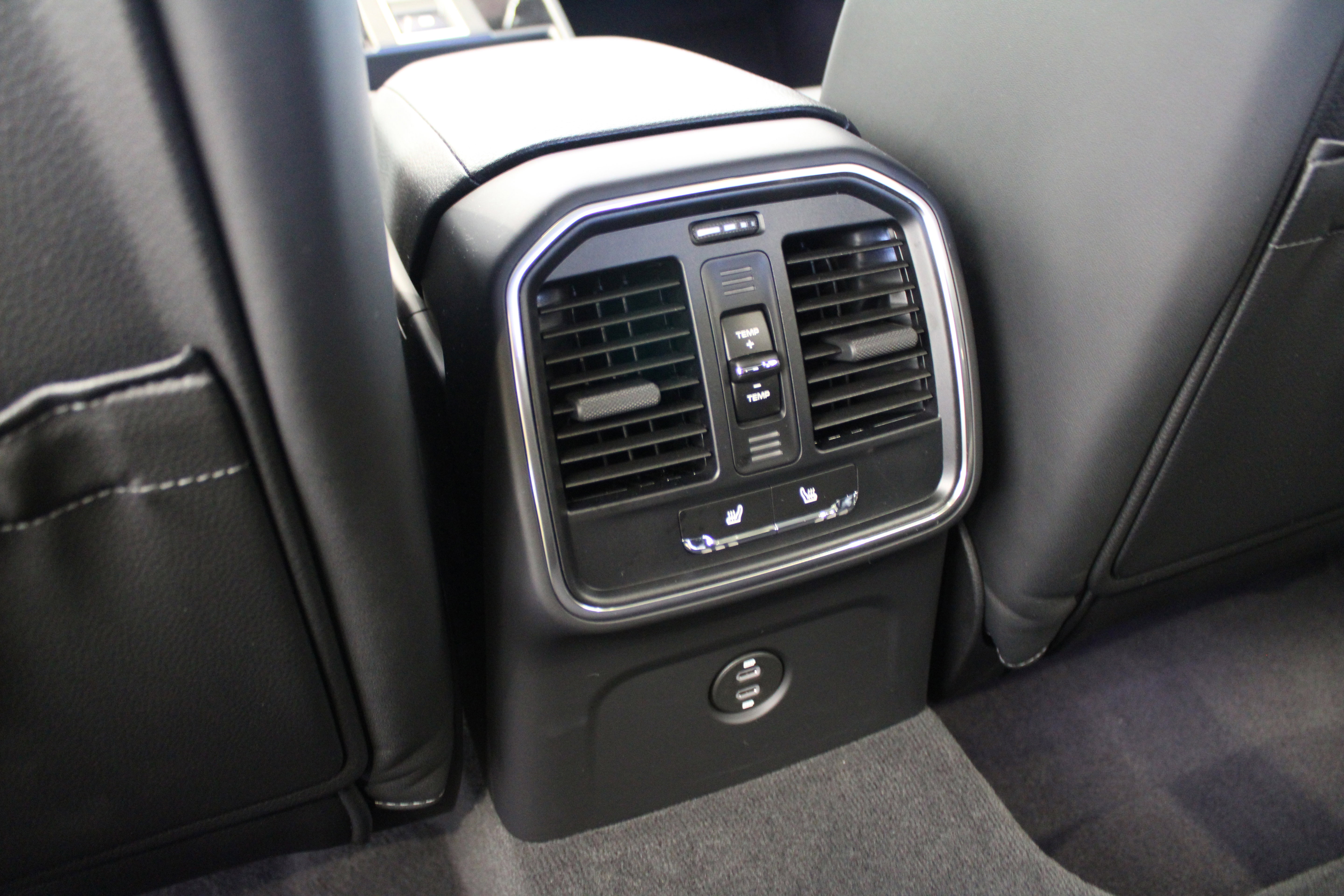 Certified 2025 Porsche Macan image 27