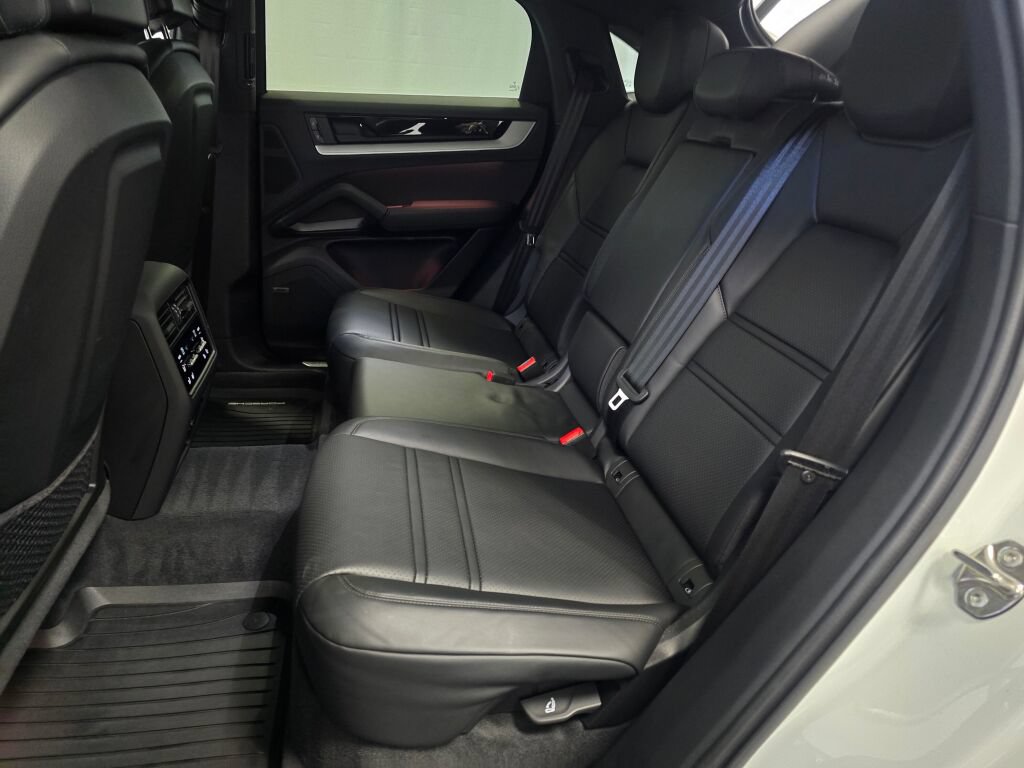 Certified 2025 Porsche Cayenne Coupe AWD/4WD image 21