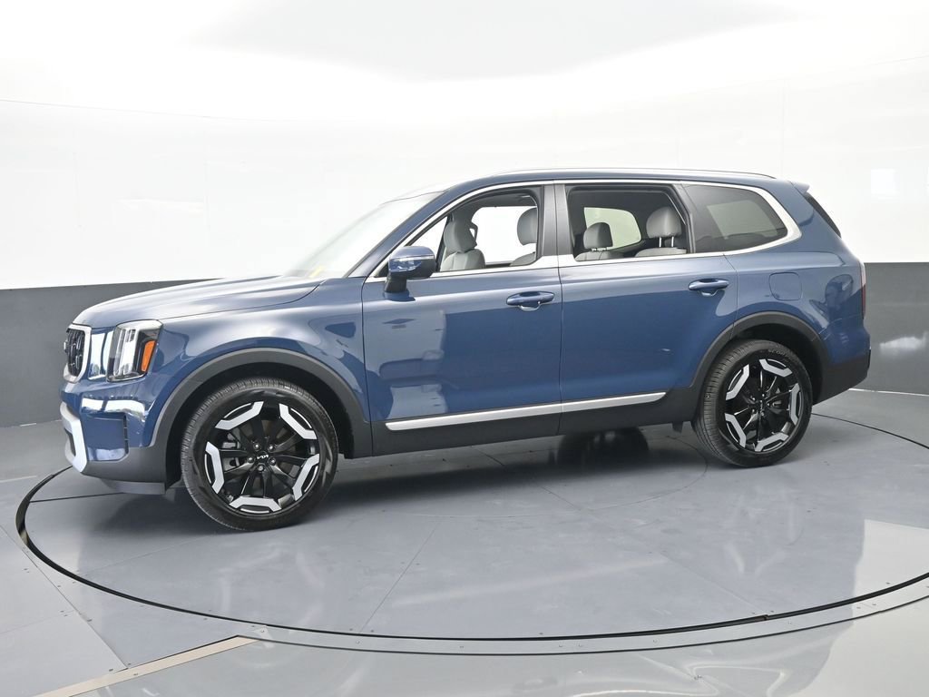 Used 2025 Kia Telluride EX w/ EX Captain's Chair Package image 2