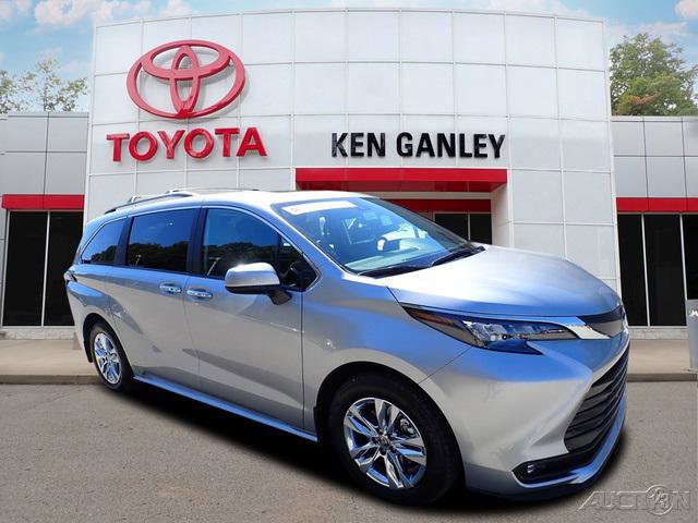 Certified 2025 Toyota Sienna XLE image 1