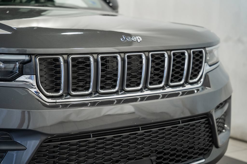 Certified 2023 Jeep Grand Cherokee Laredo AWD/4WD image 11