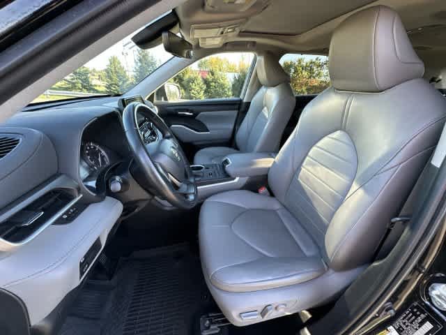 Used 2022 Toyota Highlander XLE AWD/4WD image 17