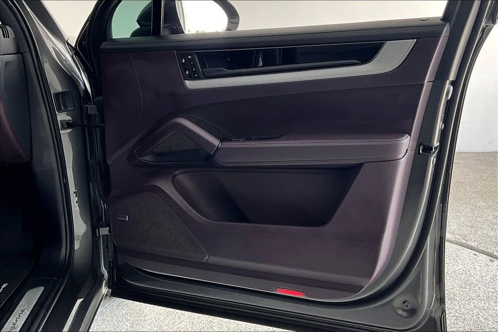 Used 2024 Porsche Cayenne image 26