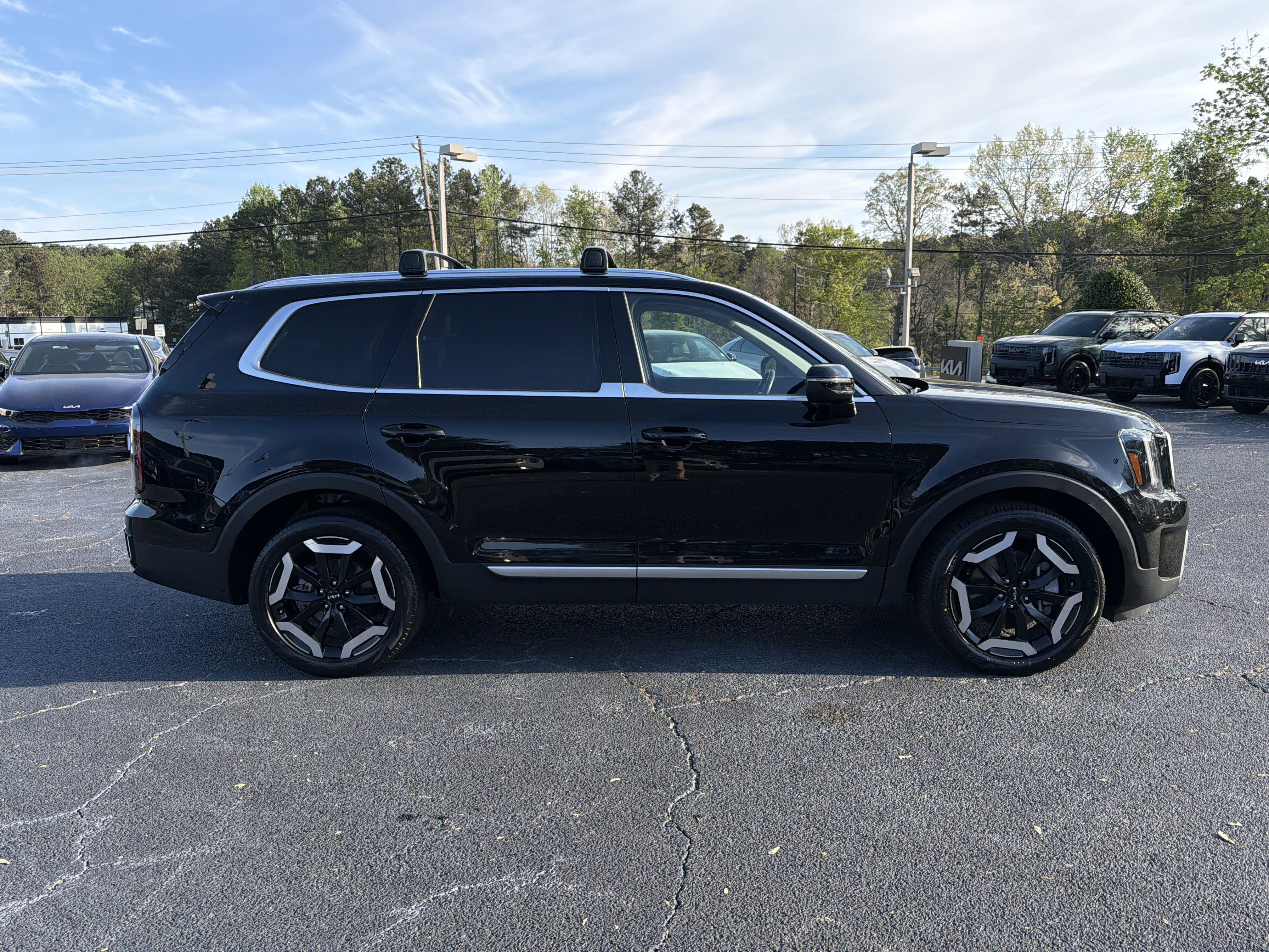 Used 2023 Kia Telluride EX w/ EX Captain's Chair Package image 3