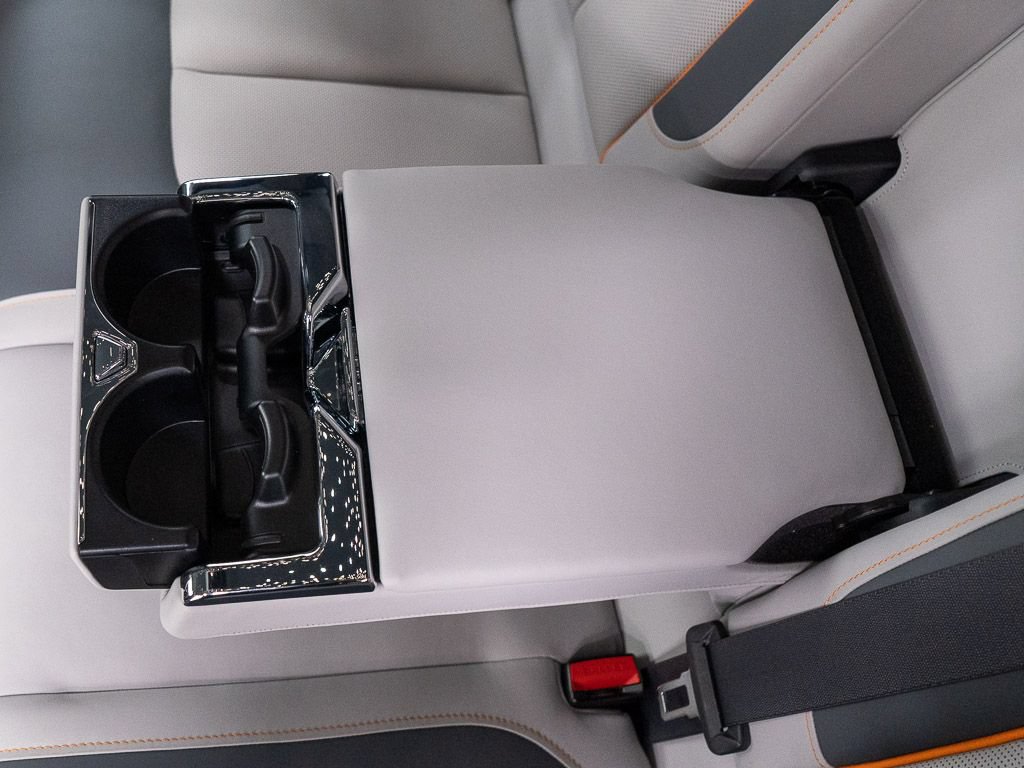 Certified 2023 Rolls-Royce Cullinan w/ Dark Exterior Package AWD/4WD image 28