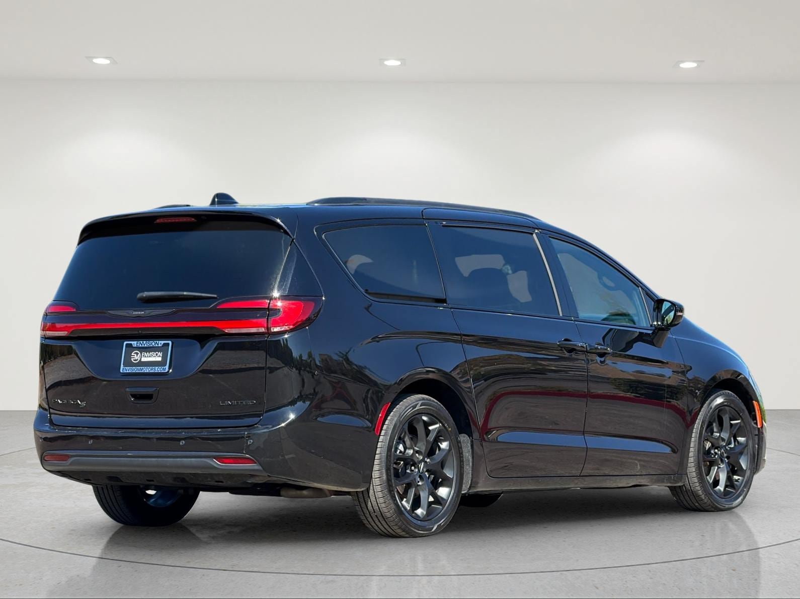 Used 2025 Chrysler Pacifica Limited FWD image 5