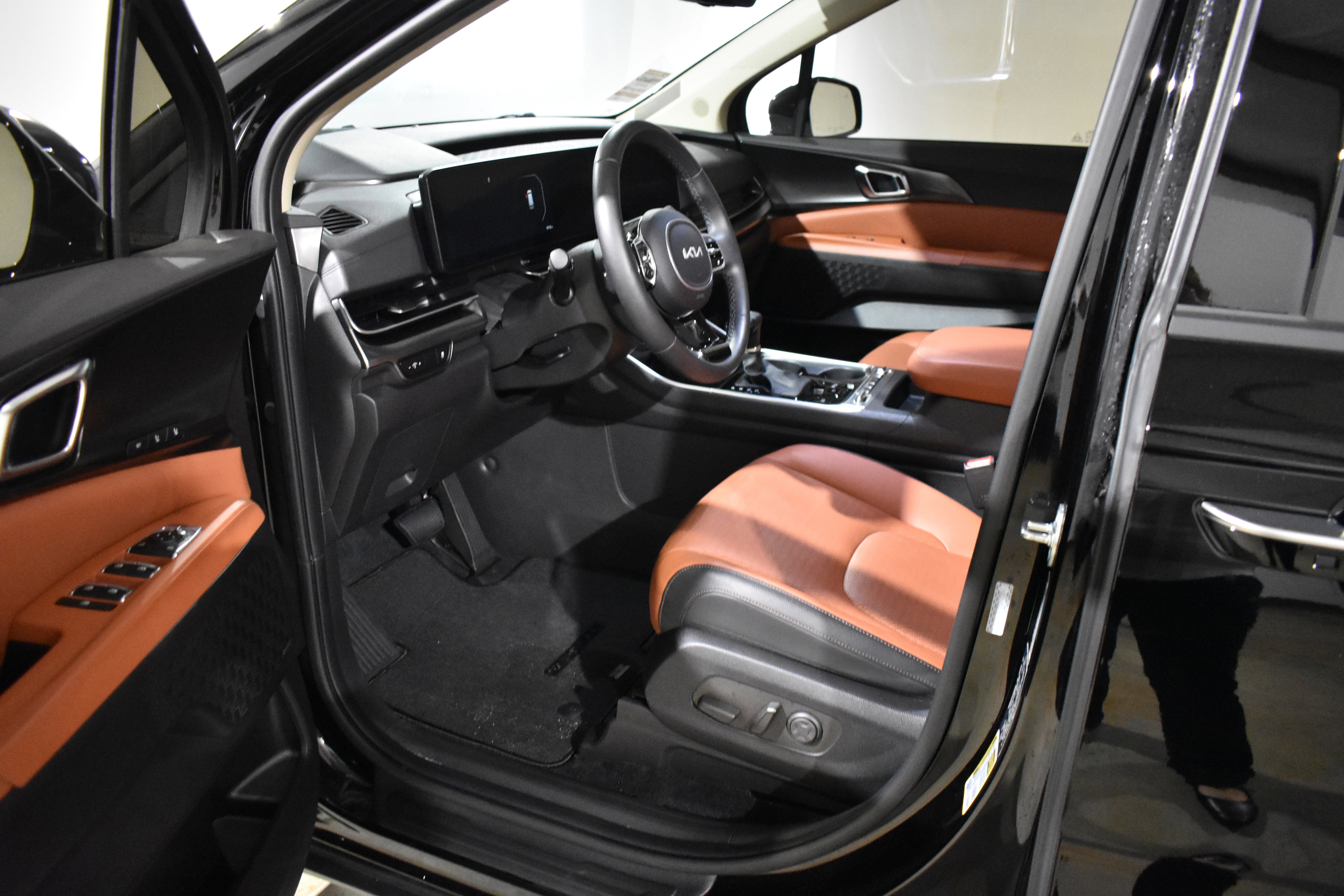 Used 2025 Kia Carnival SX Prestige image 12