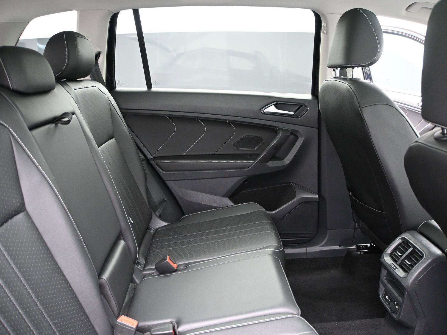 Certified 2022 Volkswagen Tiguan SE w/ Panoramic Sunroof Package AWD/4WD image 19