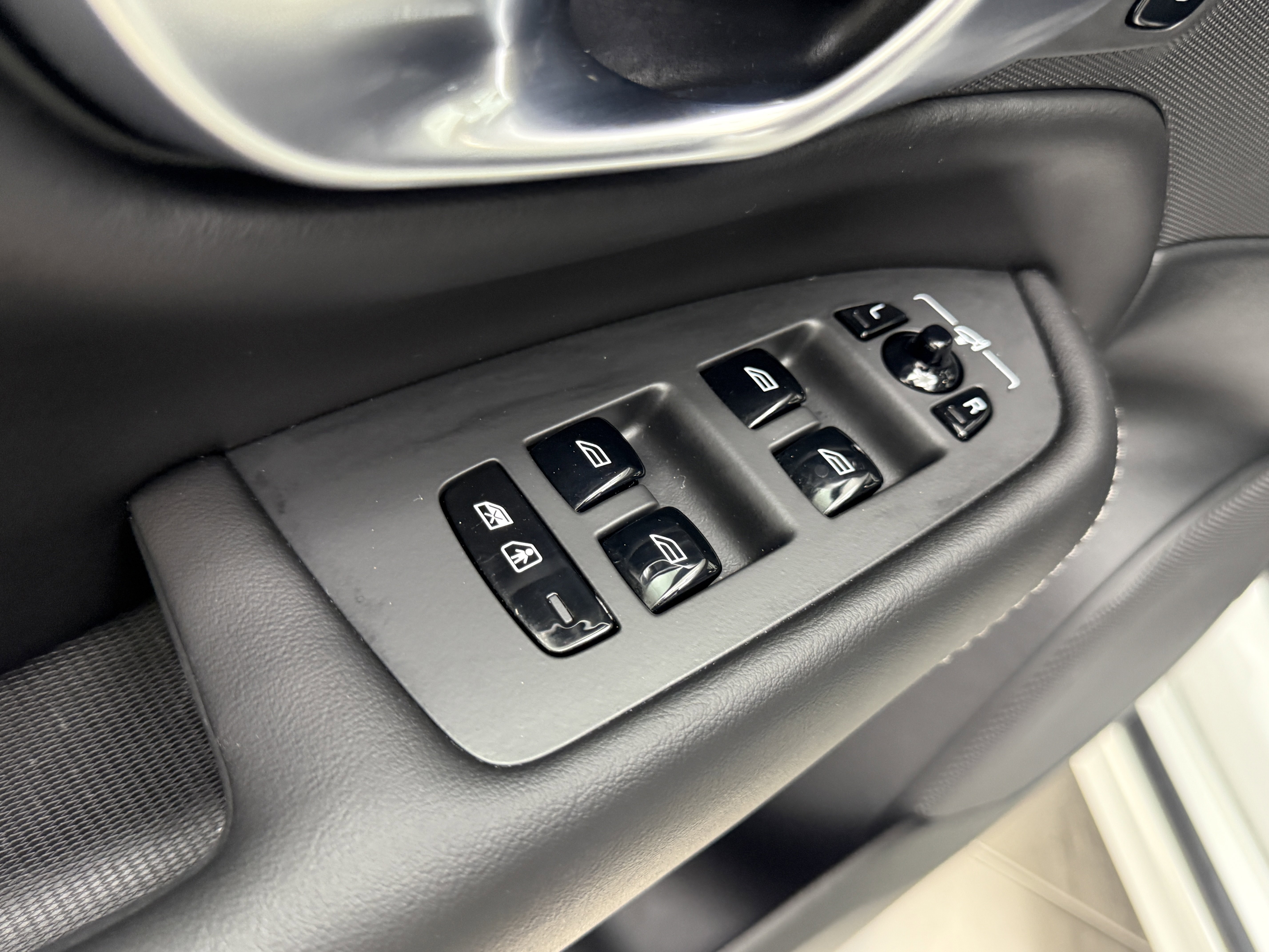 Certified 2024 Volvo XC90 B6 Ultimate w/ Protection Package Premier image 11