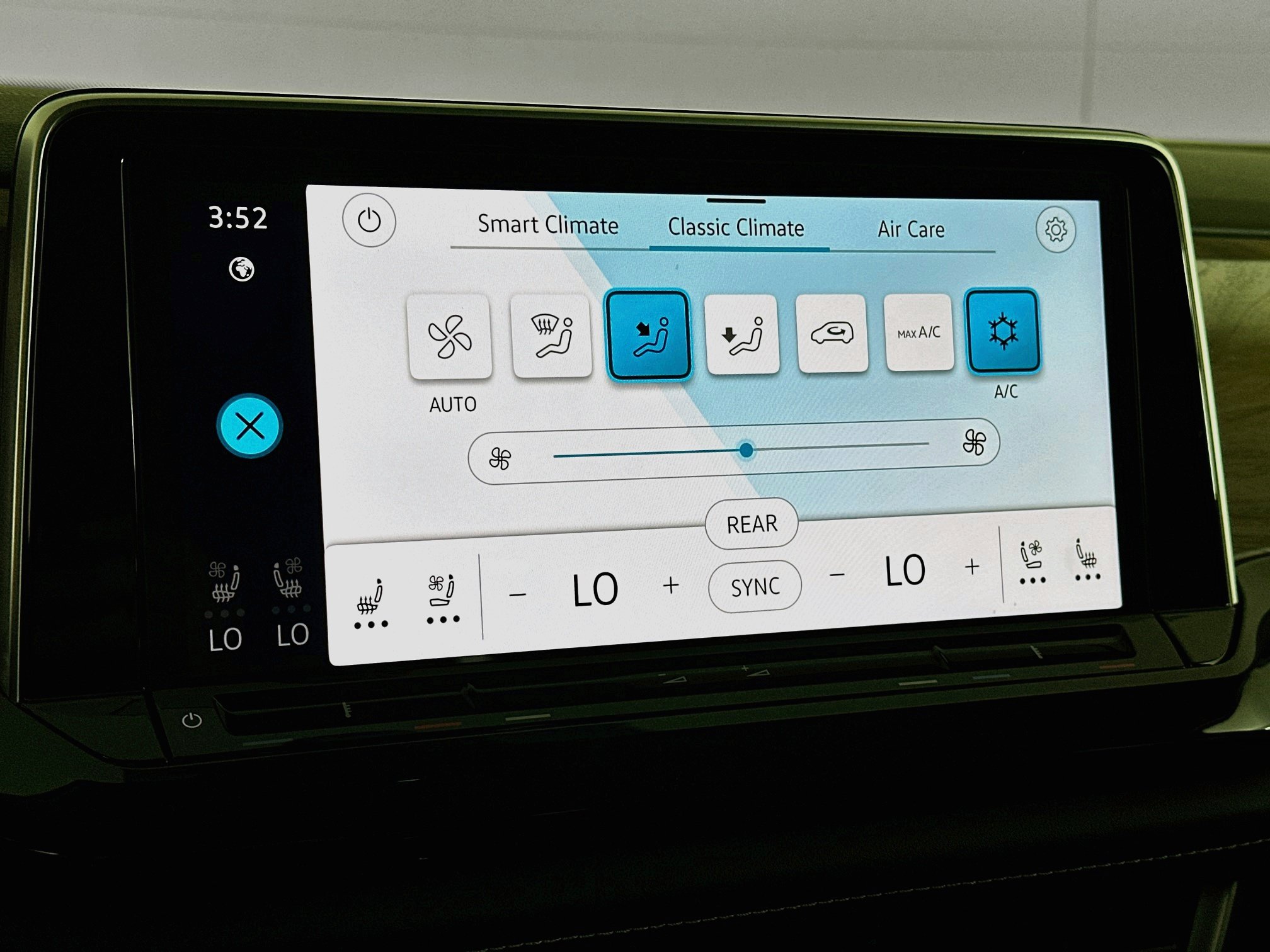 Used 2025 Volkswagen Atlas SE FWD image 23