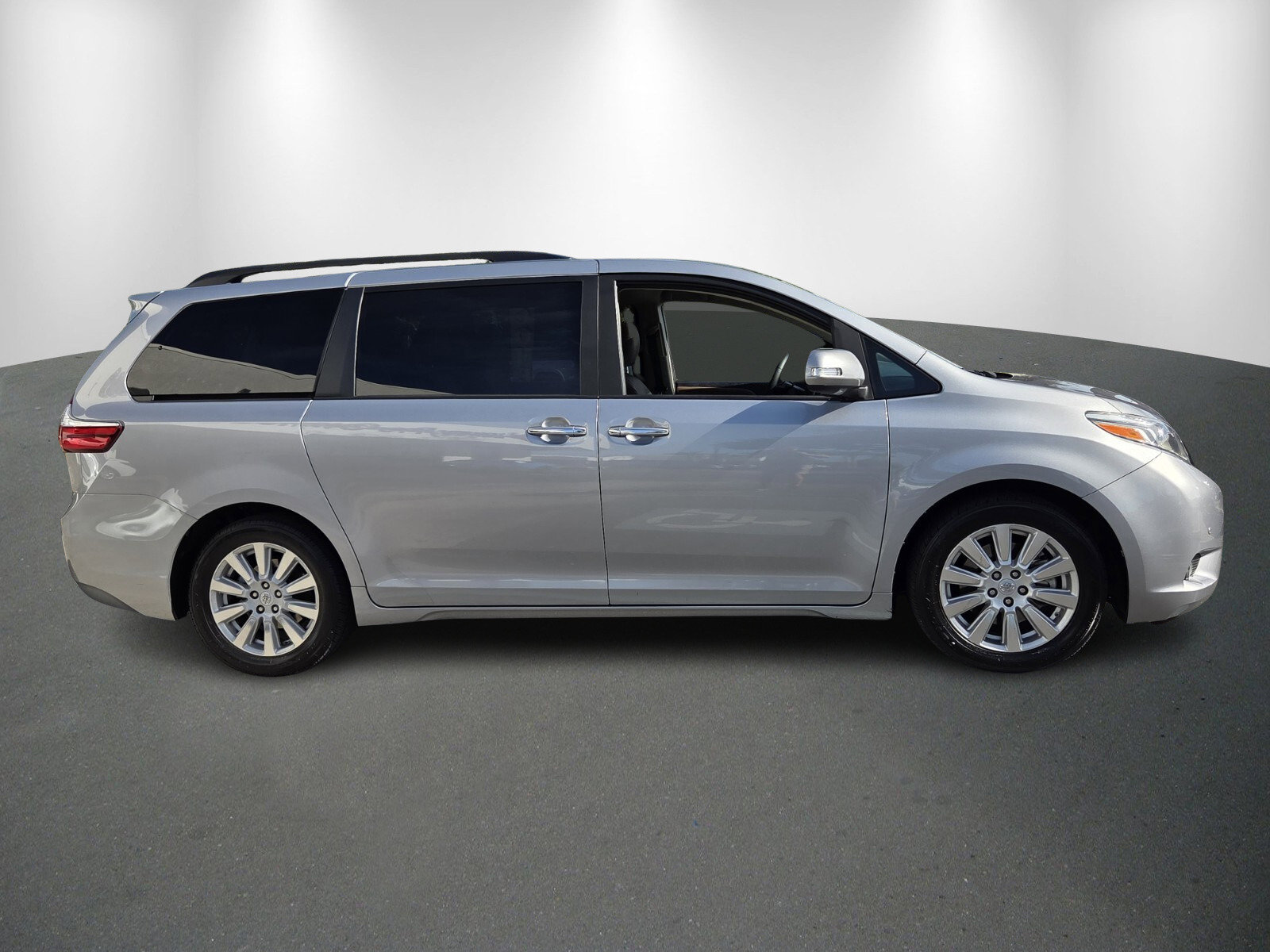 Used 2017 Toyota Sienna Limited image 8