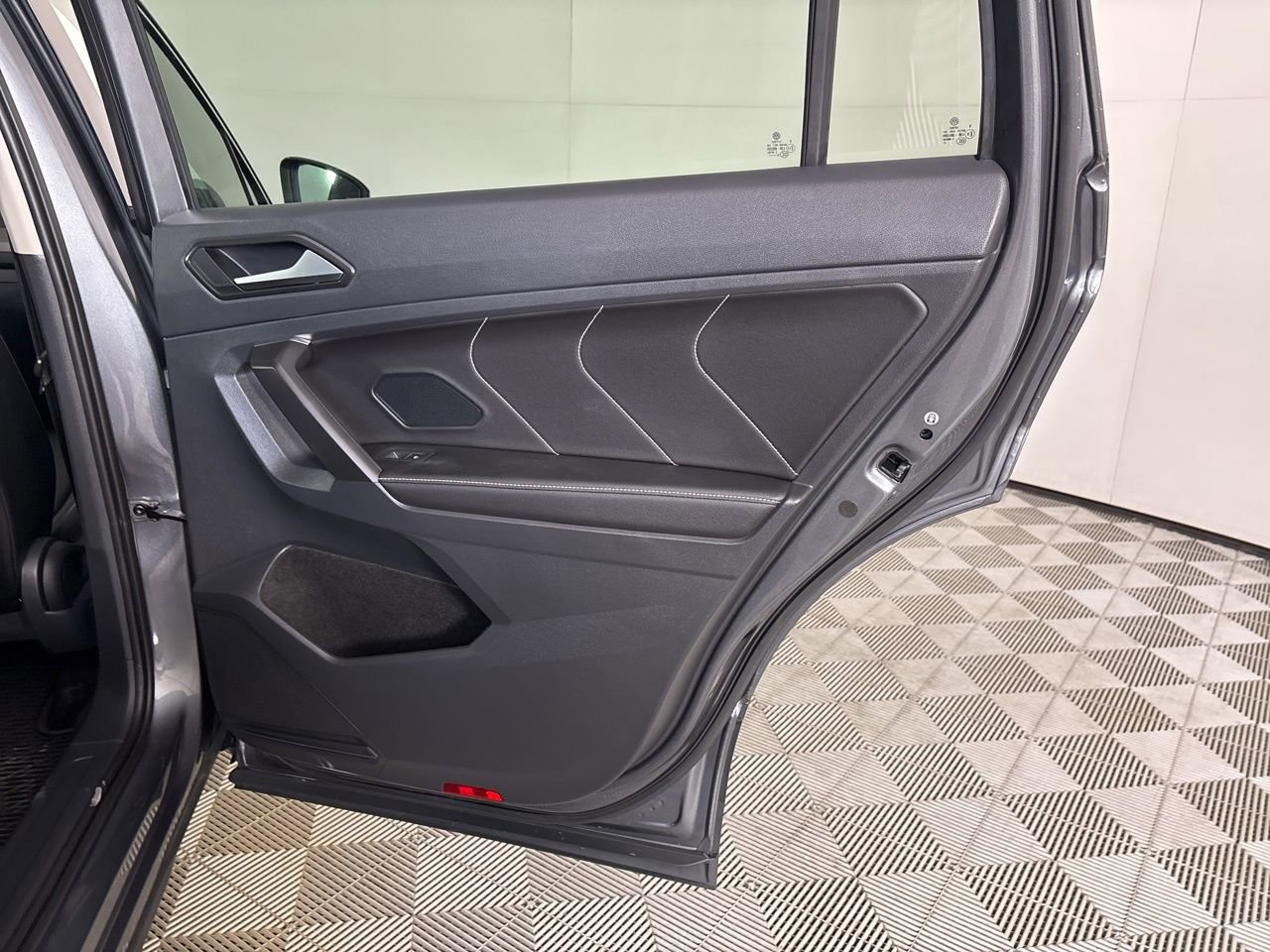 Used 2022 Volkswagen Tiguan SE w/ Panoramic Sunroof Package image 24