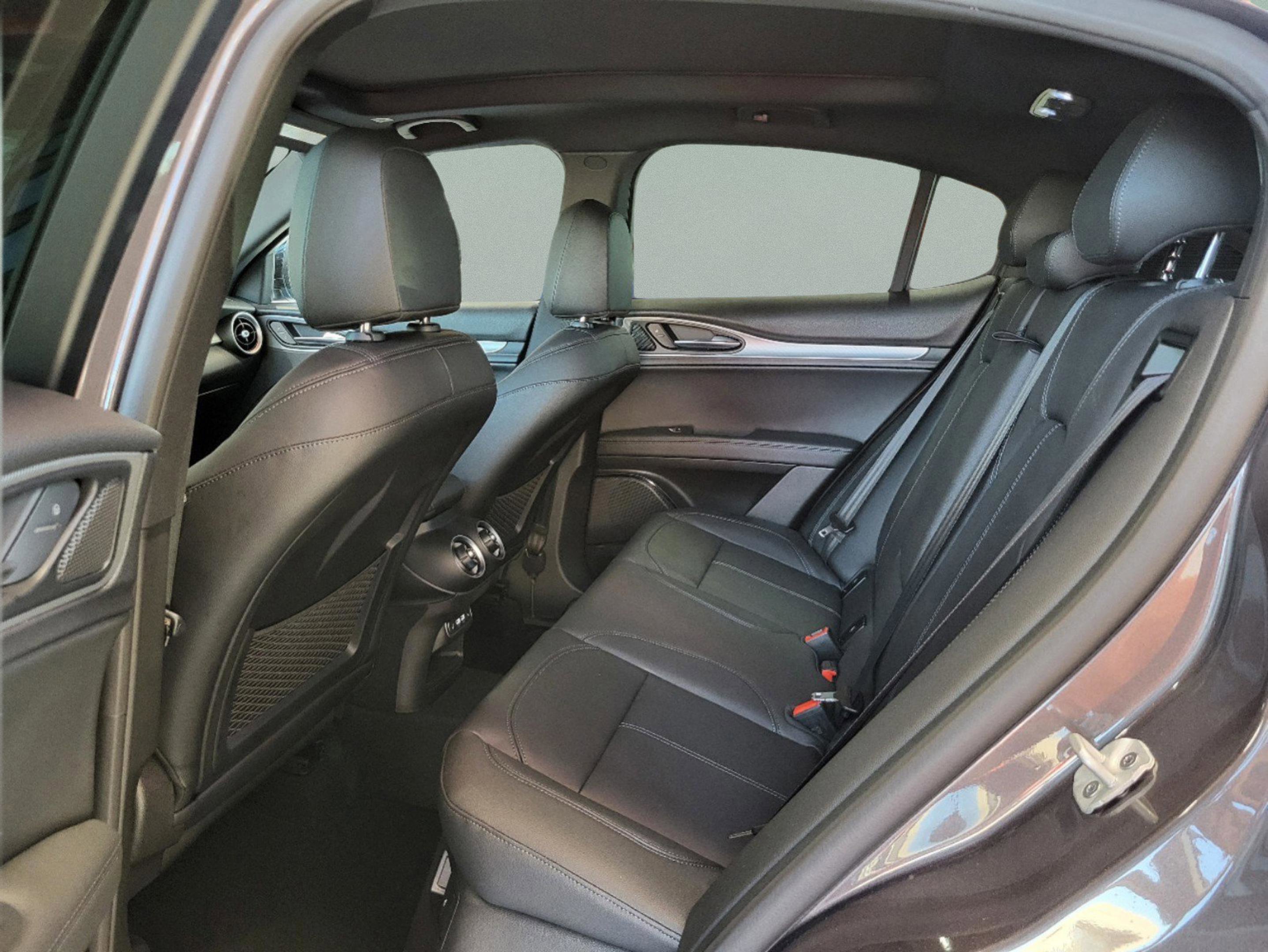 New 2025 Alfa Romeo Stelvio Sprint image 38