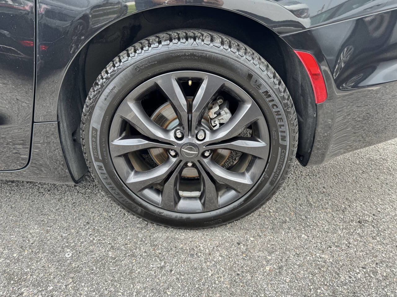 Used 2019 Chrysler Pacifica Touring-L Plus w/ Advanced Safetytec Group FWD image 9