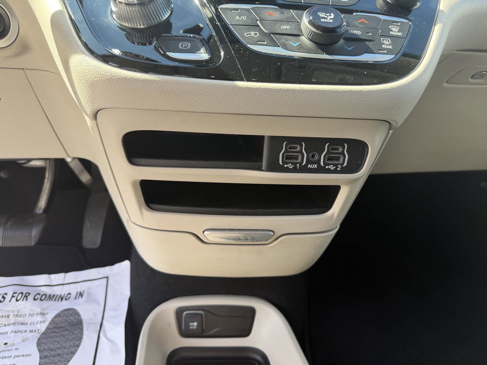 Used 2023 Chrysler Pacifica Touring-L FWD image 18