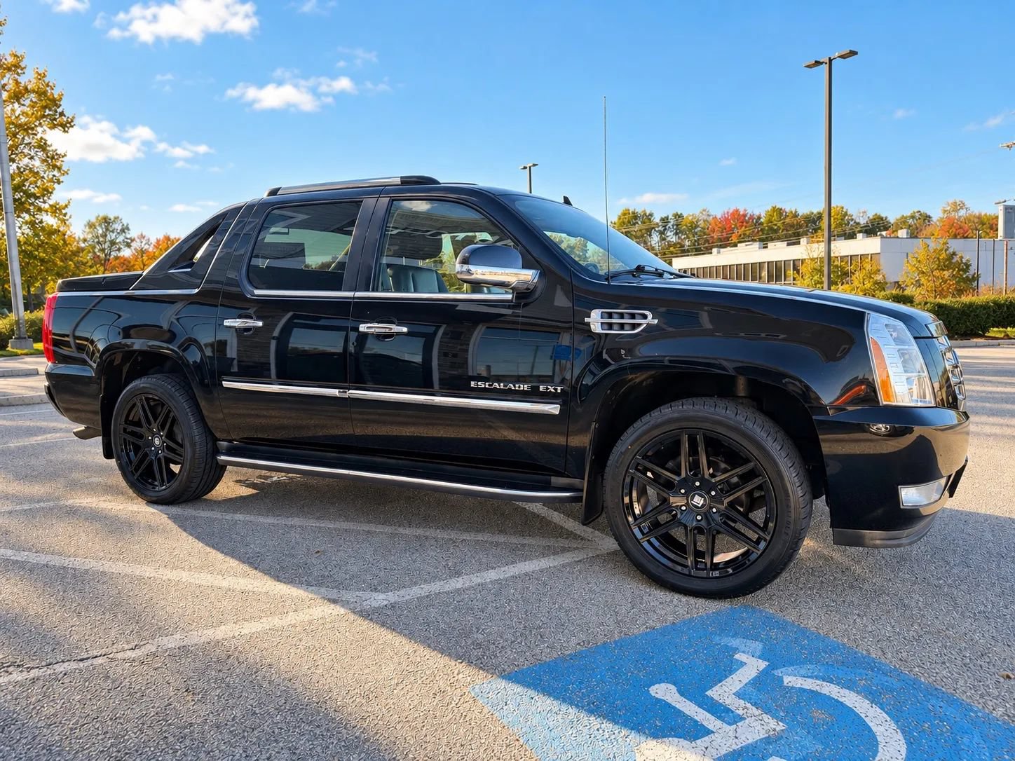 Used 2011 Cadillac Escalade EXT Luxury AWD/4WD image 5