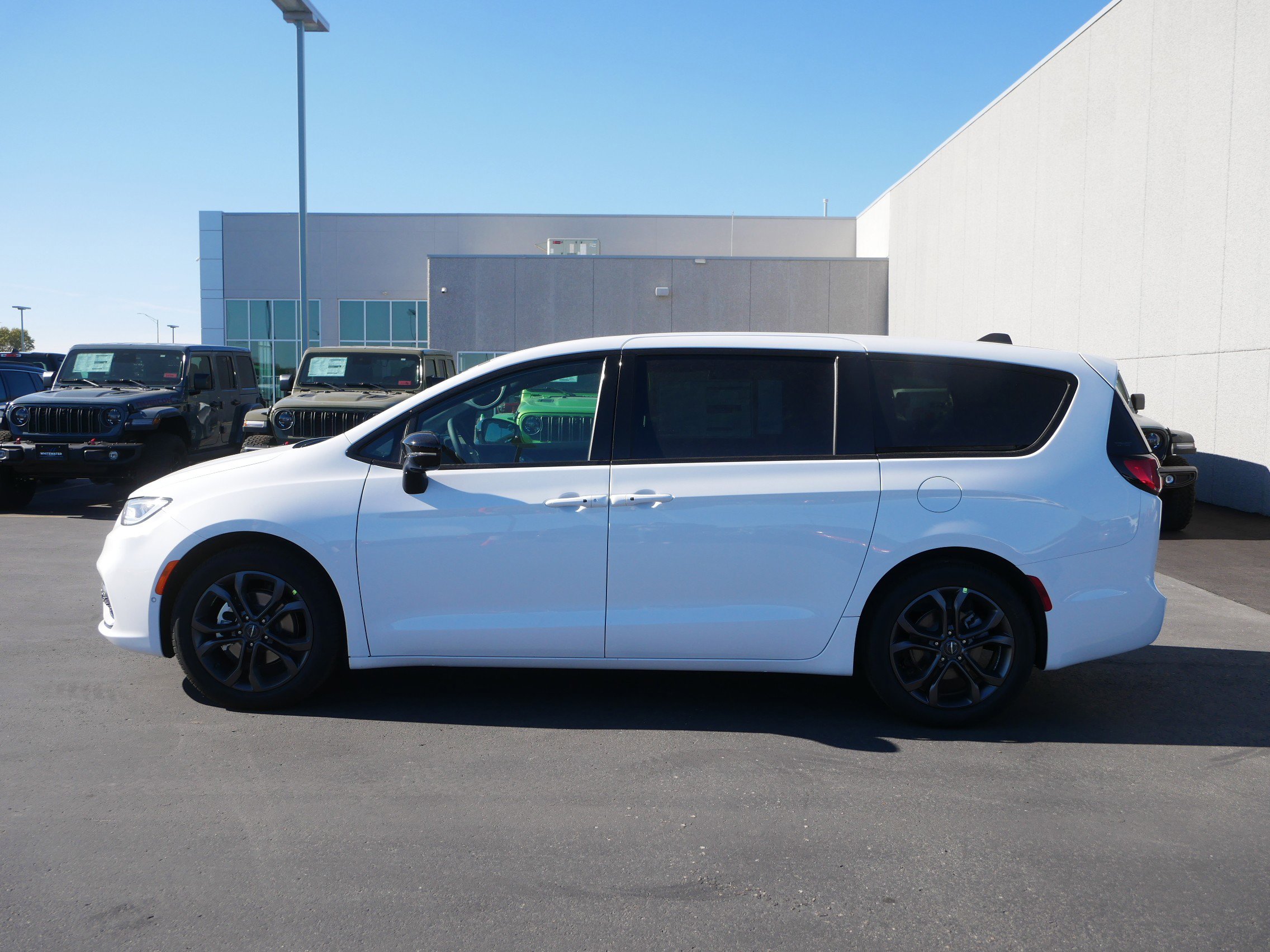New 2026 Chrysler Pacifica Select image 3