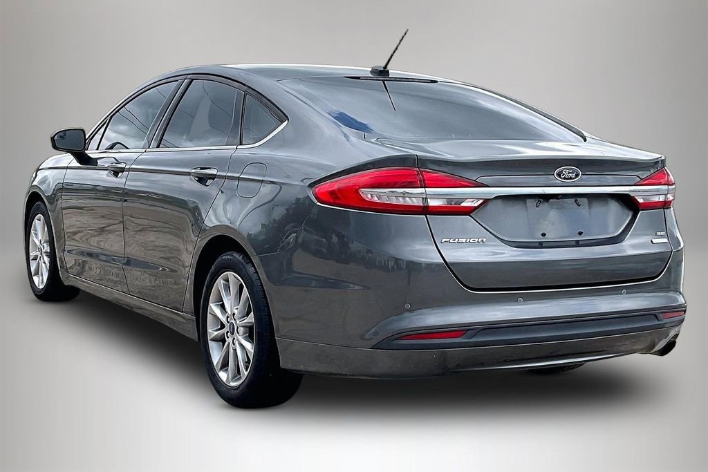 Used 2017 Ford Fusion SE w/ Fusion SE Technology Package FWD image 4