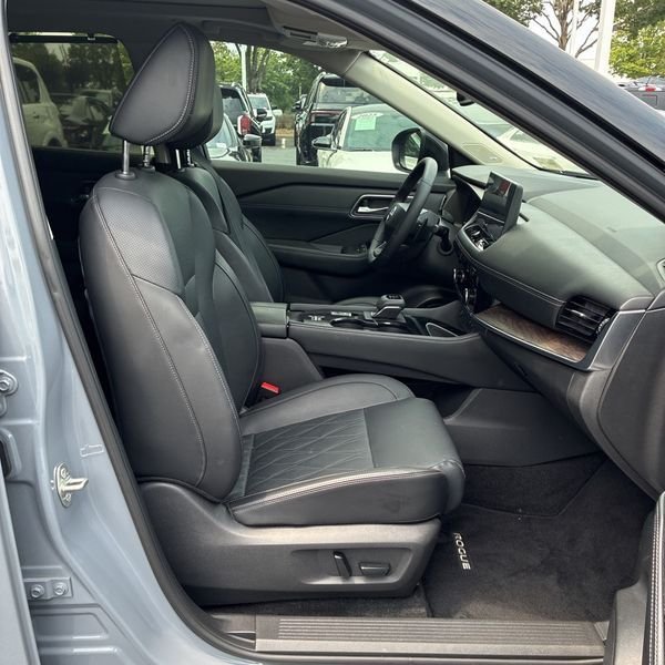 Used 2025 Nissan Rogue Platinum w/ Tech Package FWD image 15