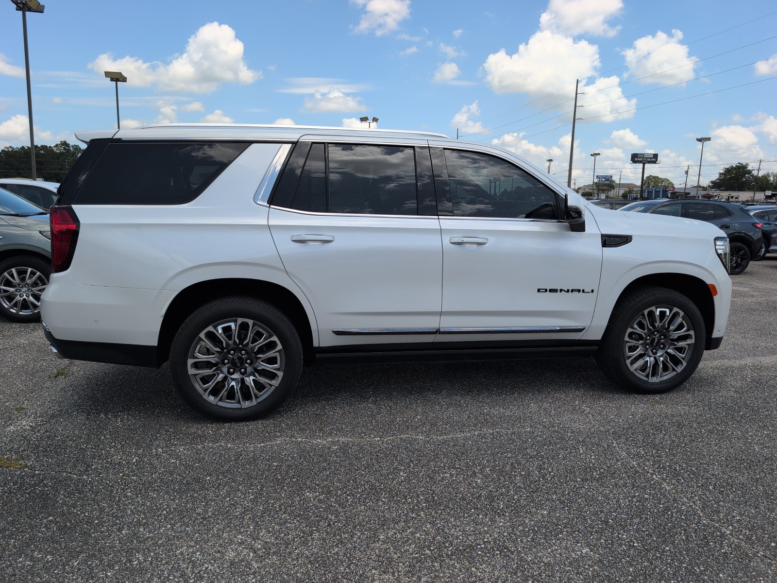 Used 2023 GMC Yukon Denali Ultimate AWD/4WD image 10
