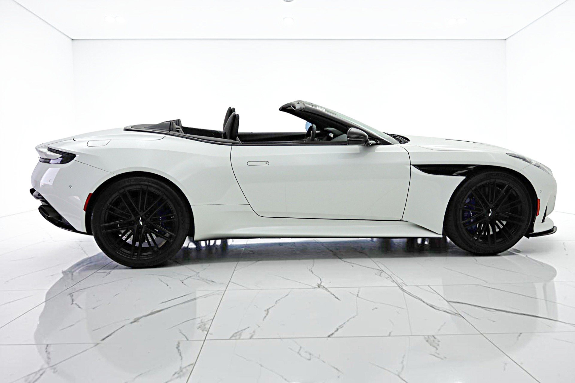 Used 2024 Aston Martin DB12 Convertible RWD image 22