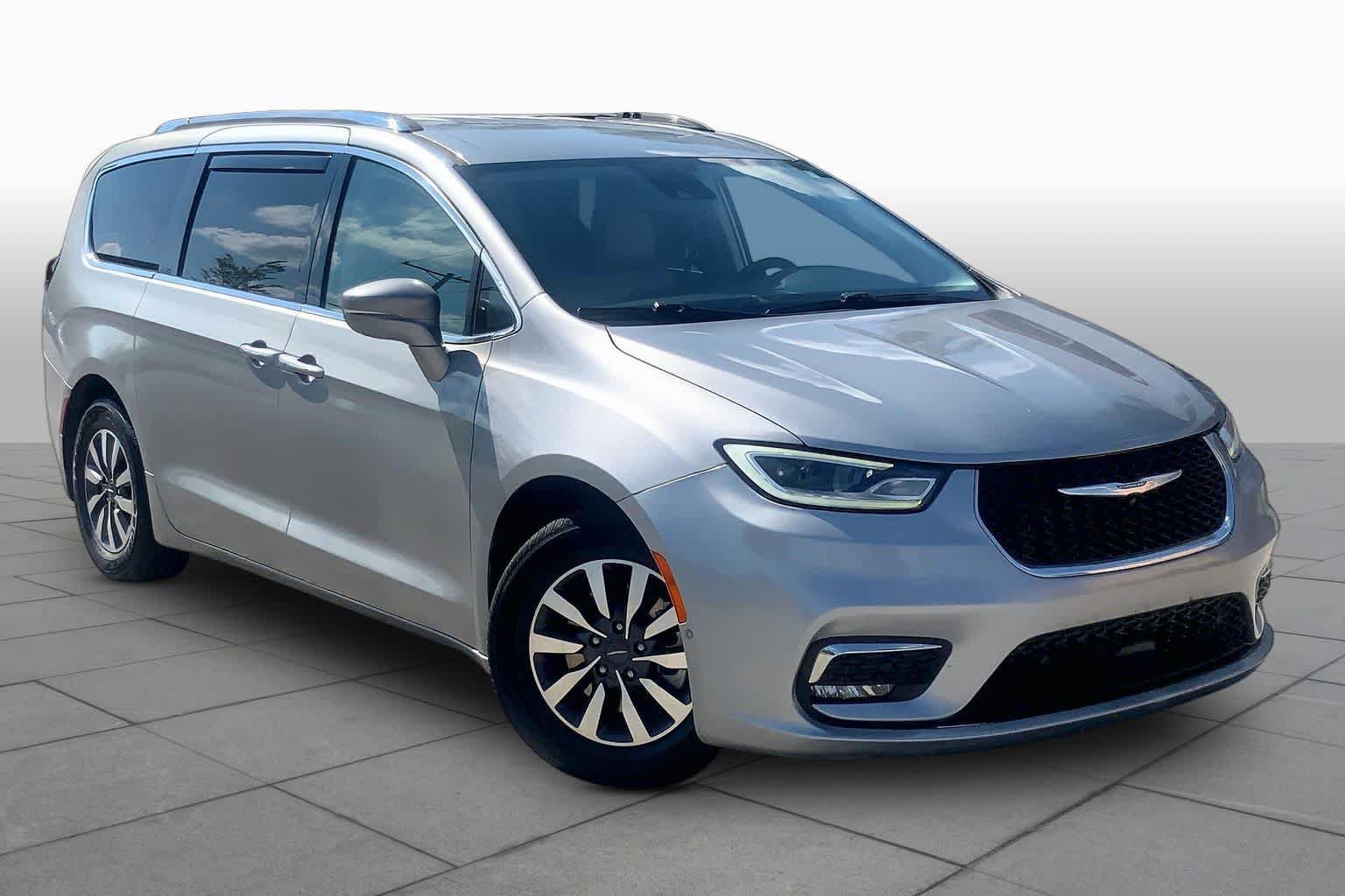 Used 2021 Chrysler Pacifica Touring-L FWD image 3