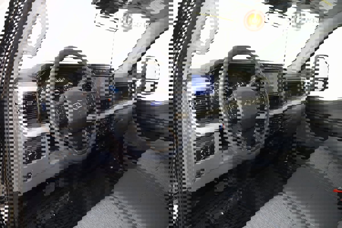 Used 2024 Ford F350 XL w/ Snow Plow/Camper Package image 22