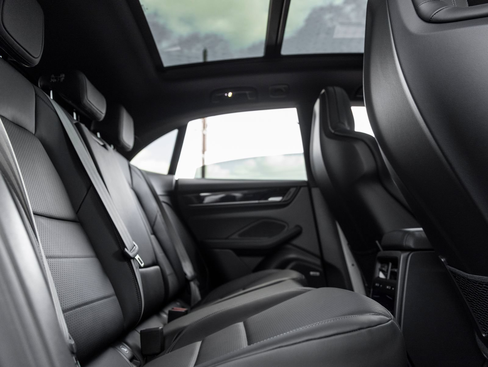 Certified 2025 Porsche Macan Electric RWD image 37
